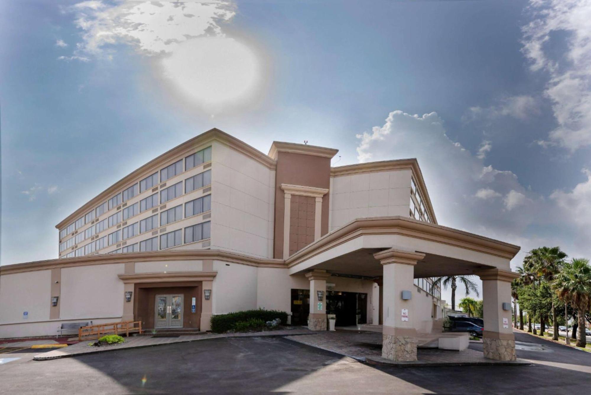Wyndham Houston Hobby Airport Hotel